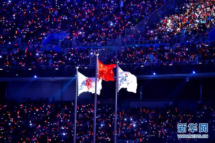 8月27日，第十三届全国运动会开幕式在天津奥林匹克中心体育场举行。这是中华人民共和国运动会会旗（左）与第十三届全国运动会会旗在开幕式上升起。 新华社记者朱峥摄